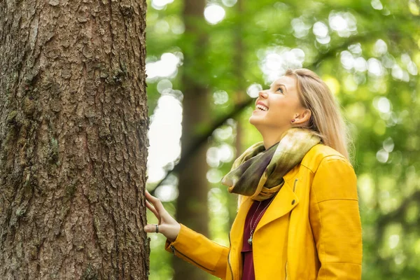 Image Young Woman Standing Tree — Stock Photo, Image