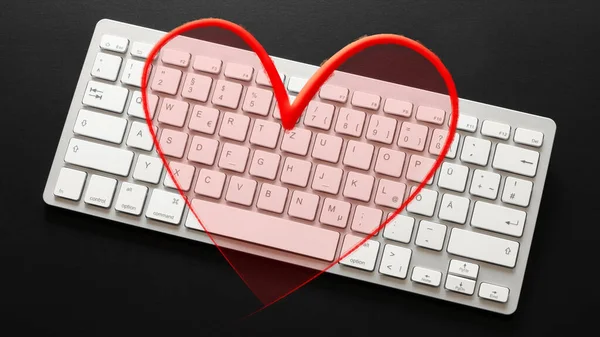 Una Imagen Teclado Computadora Típico Con Una Superposición Corazón Rojo —  Fotos de Stock