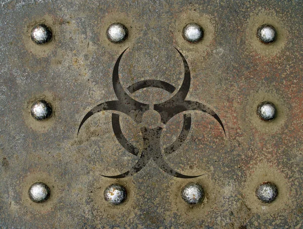 旧生锈的铁板，其形式为带有铆钉和有感染危险的擦除痕迹的装甲钢板 — 图库照片