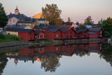 Nehir kıyısında eski bir kasabanın akşam manzarası