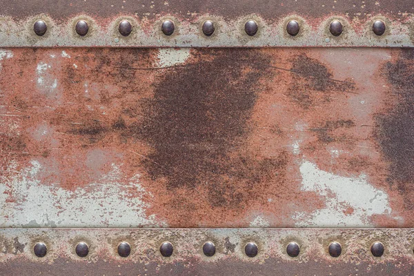 Placa de ferro pintado velho com rebites brilhantes — Fotografia de Stock
