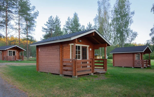 Groep houten zomerhuisjes voor buitenrecreatie — Stockfoto
