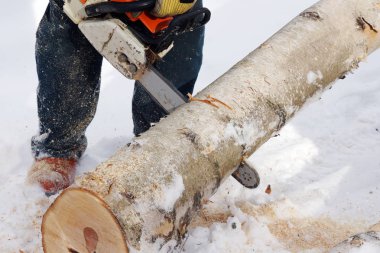 Testere kullanan adam