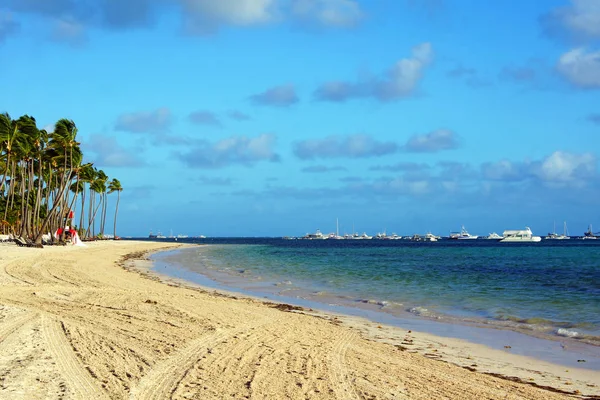 Playa tropical con palmeras y botes — Foto de Stock