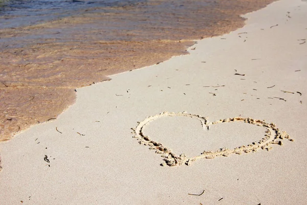 Сердце, вытянутое на пляже — стоковое фото