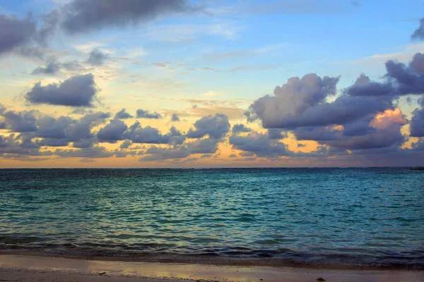 Belo pôr do sol no mar — Fotografia de Stock