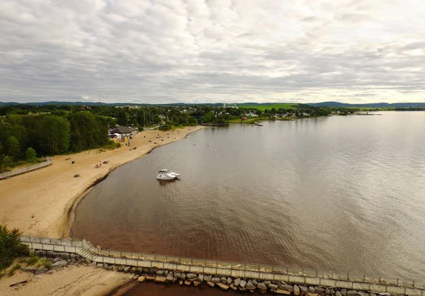 Widok na plaży nad jeziorem — Zdjęcie stockowe