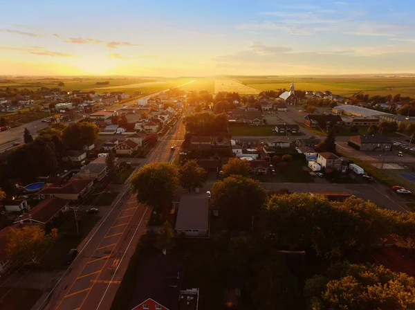 Vista aérea do pôr do sol em uma pequena cidade — Fotografia de Stock