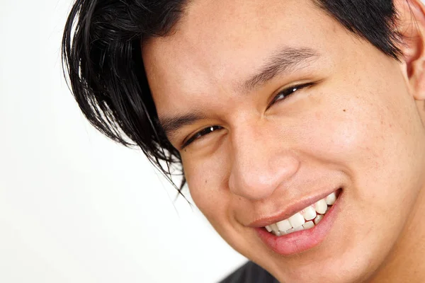 Närbild av unga latino mannen leende — Stockfoto