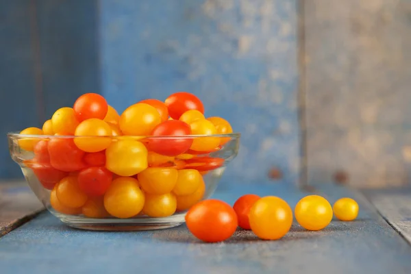 Leckere und farbenfrohe Kirschtomaten — Stockfoto