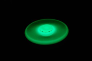 Karanlık topluca spinner parlayan döndürme