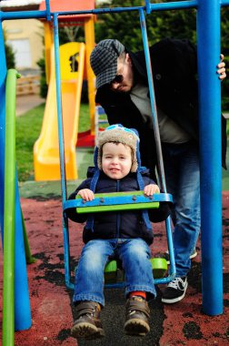 Salıncak zevk mutlu küçük çocuk