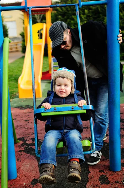 Salıncak zevk mutlu küçük çocuk