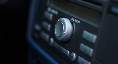 Bir arabada ses kontrolü