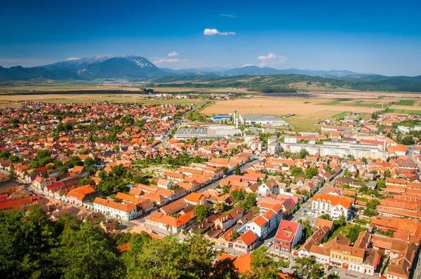 Der Blick auf die Stadt rasnov — Stockfoto