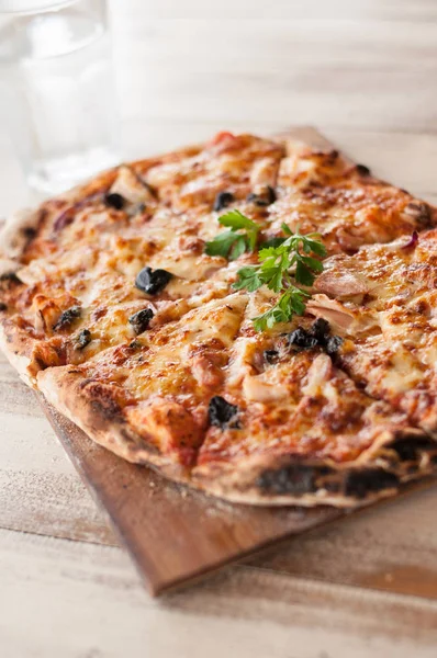 Freshly baked onion pizza — Stock Photo, Image