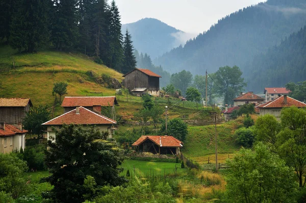 Desa pegunungan di Eropa Timur Stok Foto