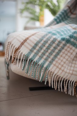 ekose koltuk üzerinde yalan