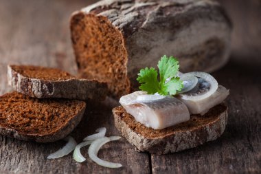 Bir ekmek tuzlu balık dilimleri