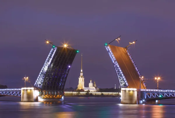 Palacio puente levadizo, Noches blancas en San Petersburgo, Rusia — Foto de Stock
