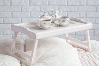 Ahşap kahvaltı tepsisi çayı Servisi