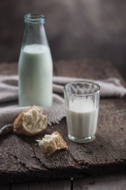 Ekmek ve süt ile natürmort