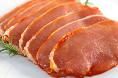 pişmemiş domuz pirzolası