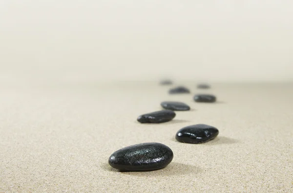 黑石头在沙滩上 — 图库照片