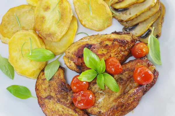 Carne frita e batatas fritas — Fotografia de Stock