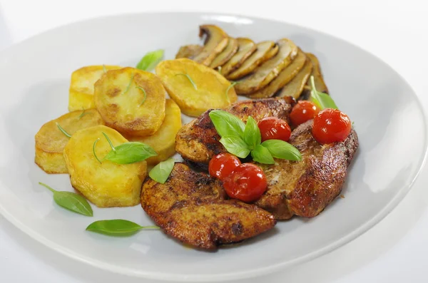 Carne frita e batatas fritas — Fotografia de Stock