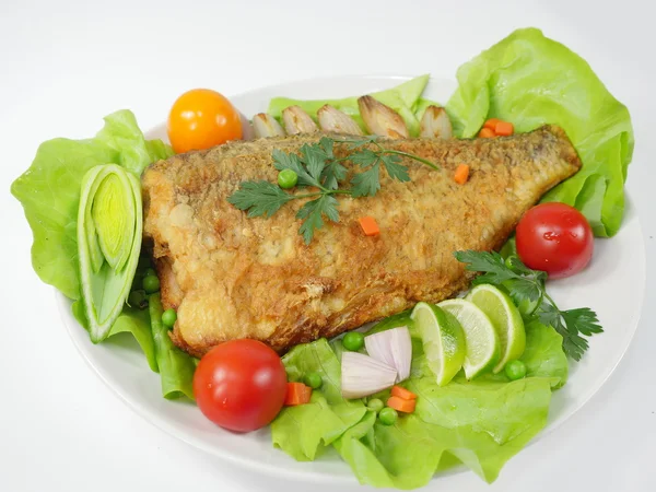 Pescado al horno con verduras — Foto de Stock