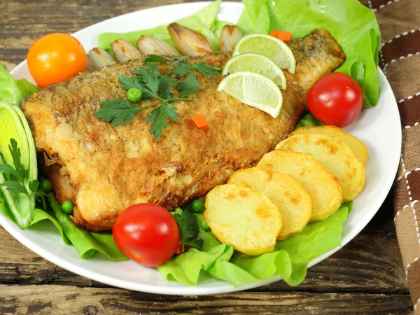 Pescado al horno con verduras —  Fotos de Stock