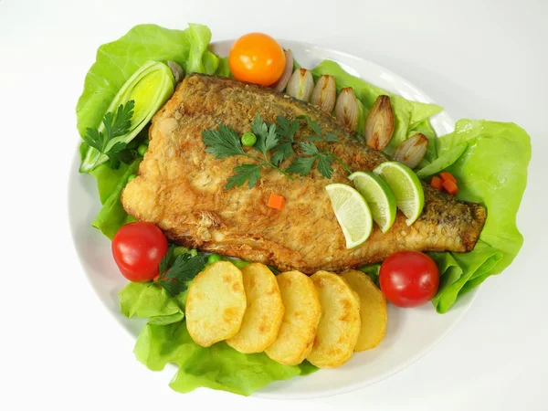 Pescado al horno con verduras — Foto de Stock