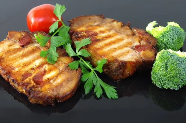 Asado dos chuletas de cerdo —  Fotos de Stock