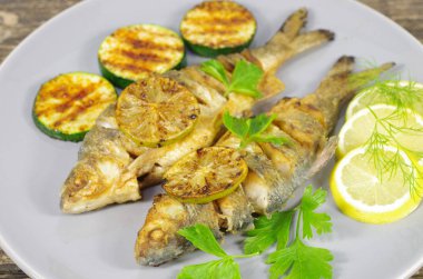 Tabakta kızarmış balık