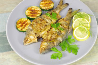 Tabakta kızarmış balık