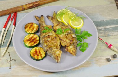 Tabakta kızarmış balık