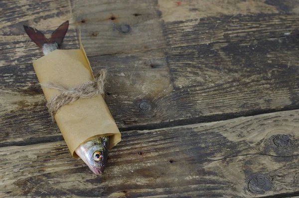 Frischer Fisch in Papier gewickelt — Stockfoto