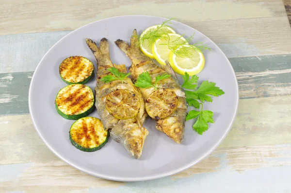 Pescado frito en el plato —  Fotos de Stock