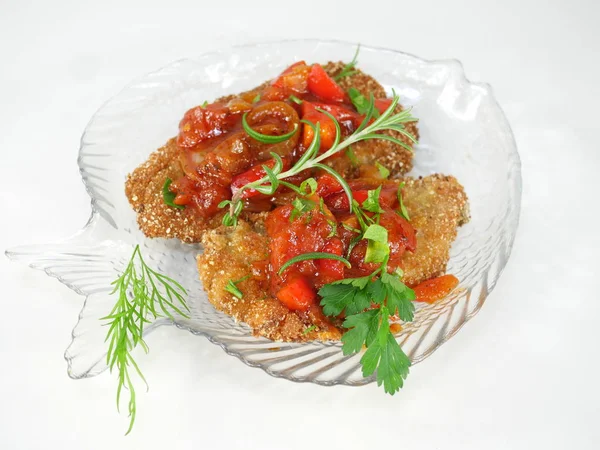 Arenque de peixe frito com molho de tomate — Fotografia de Stock