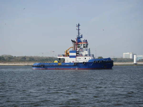 Blue tug ship — Stock Photo, Image
