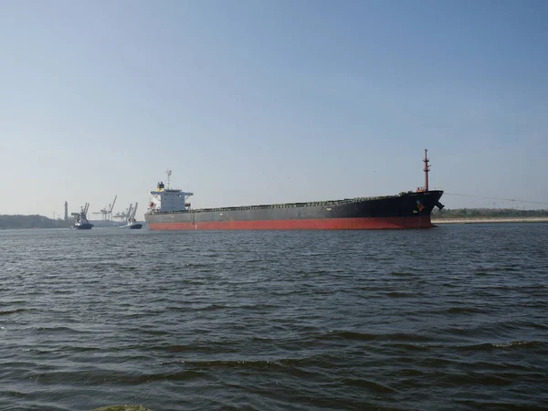 Velká loď přepravující hromadné náklady — Stock fotografie