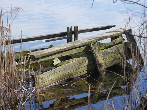 Plataforma velha de madeira — Fotografia de Stock