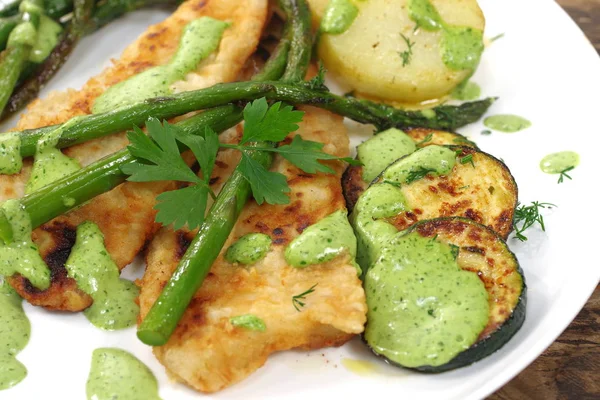 Espárragos verdes fritos en plato —  Fotos de Stock