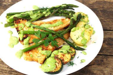 Kızarmış yeşil kuşkonmaz plaka