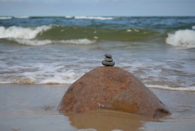 Deniz arka plan üzerinde taşlar