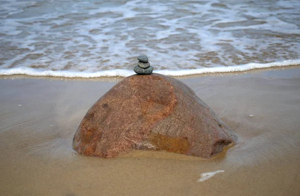 海背景に石 — ストック写真