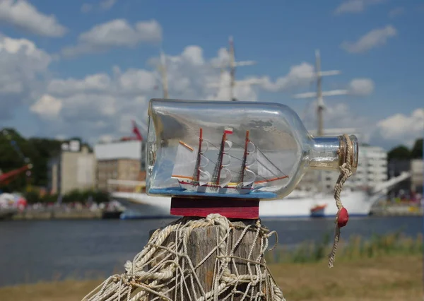 Segeltuchschiff in der Flasche — Stockfoto