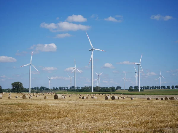 Bílá Větrná turbína — Stock fotografie