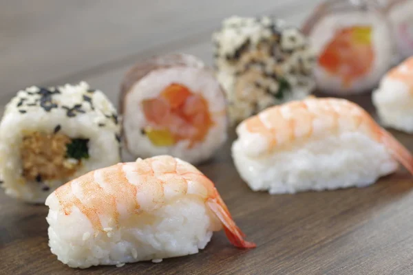 Porzione appetitosa di sushi — Foto Stock